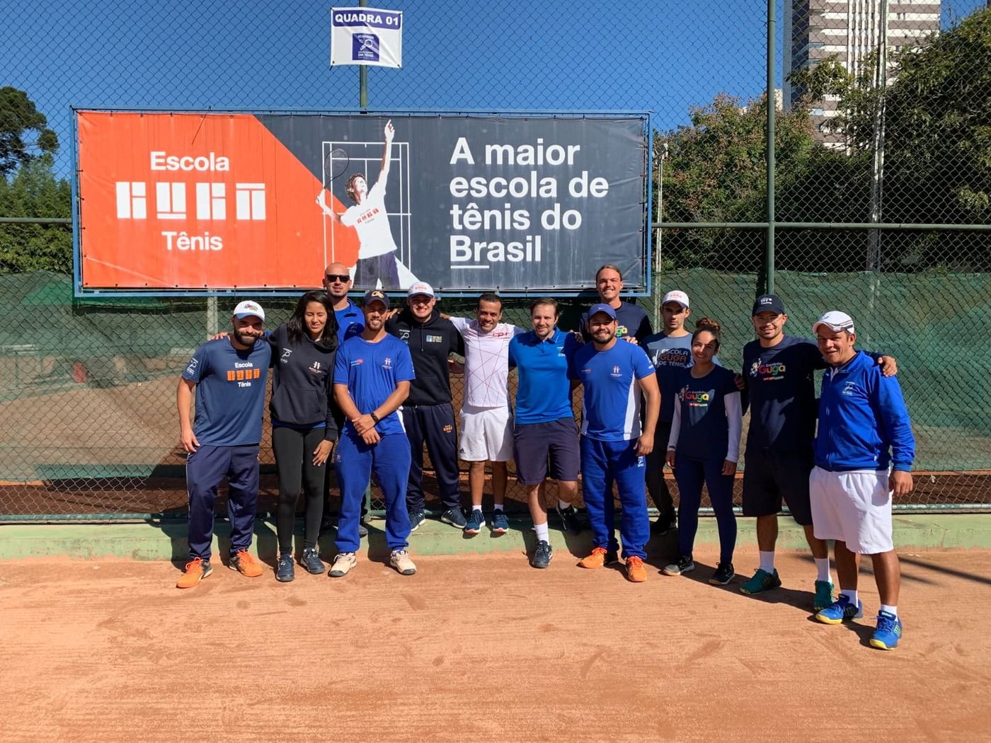 Lucas Marcolin com a equipe de professores na Academia DM Tênis, em Curitiba