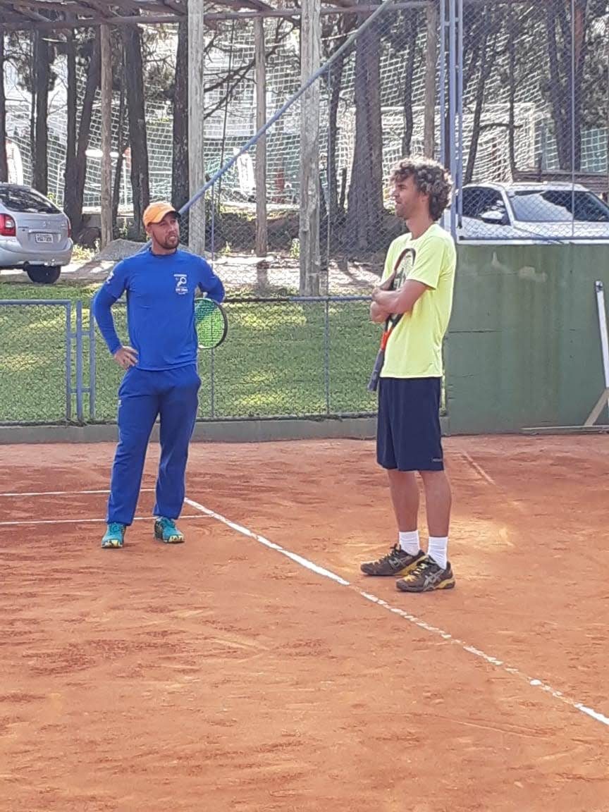 Lucas Marcolin em quadra durante treino do Time Guga, em 2019